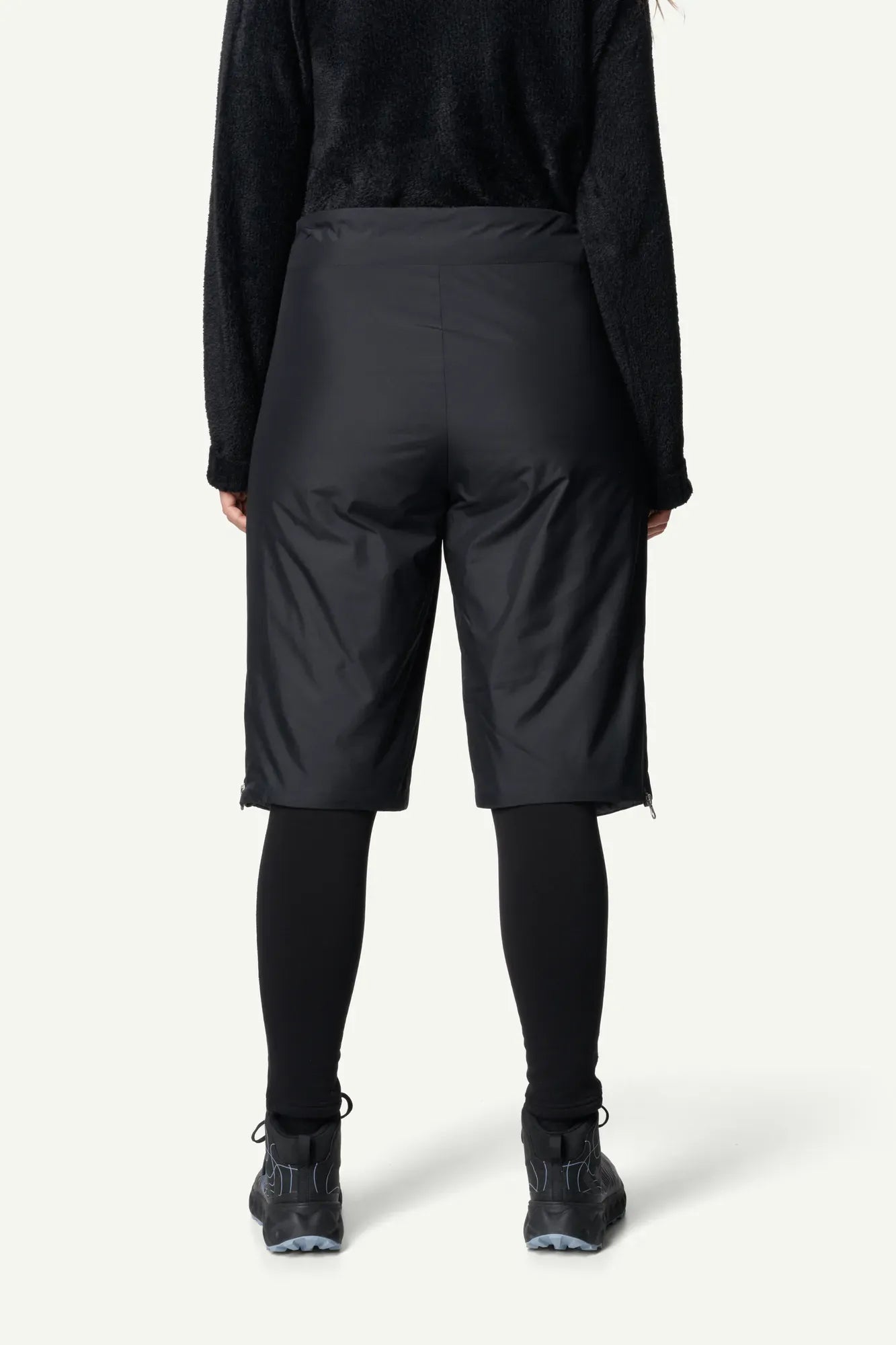 houdini-dunfri-shorts-damen-isolationsshorts-true-black image 6