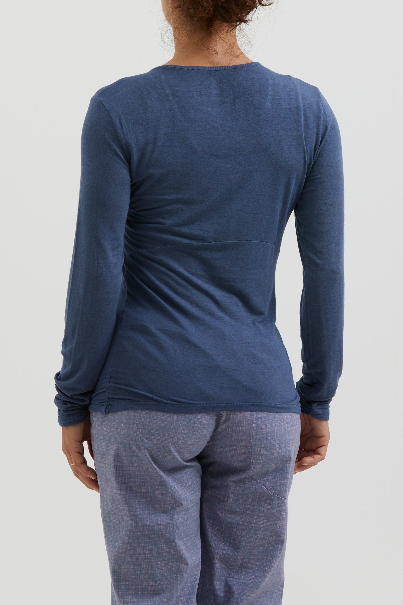 e9-lia2-langarmshirt-royal-blue-modal-v-ausschnitt image 3