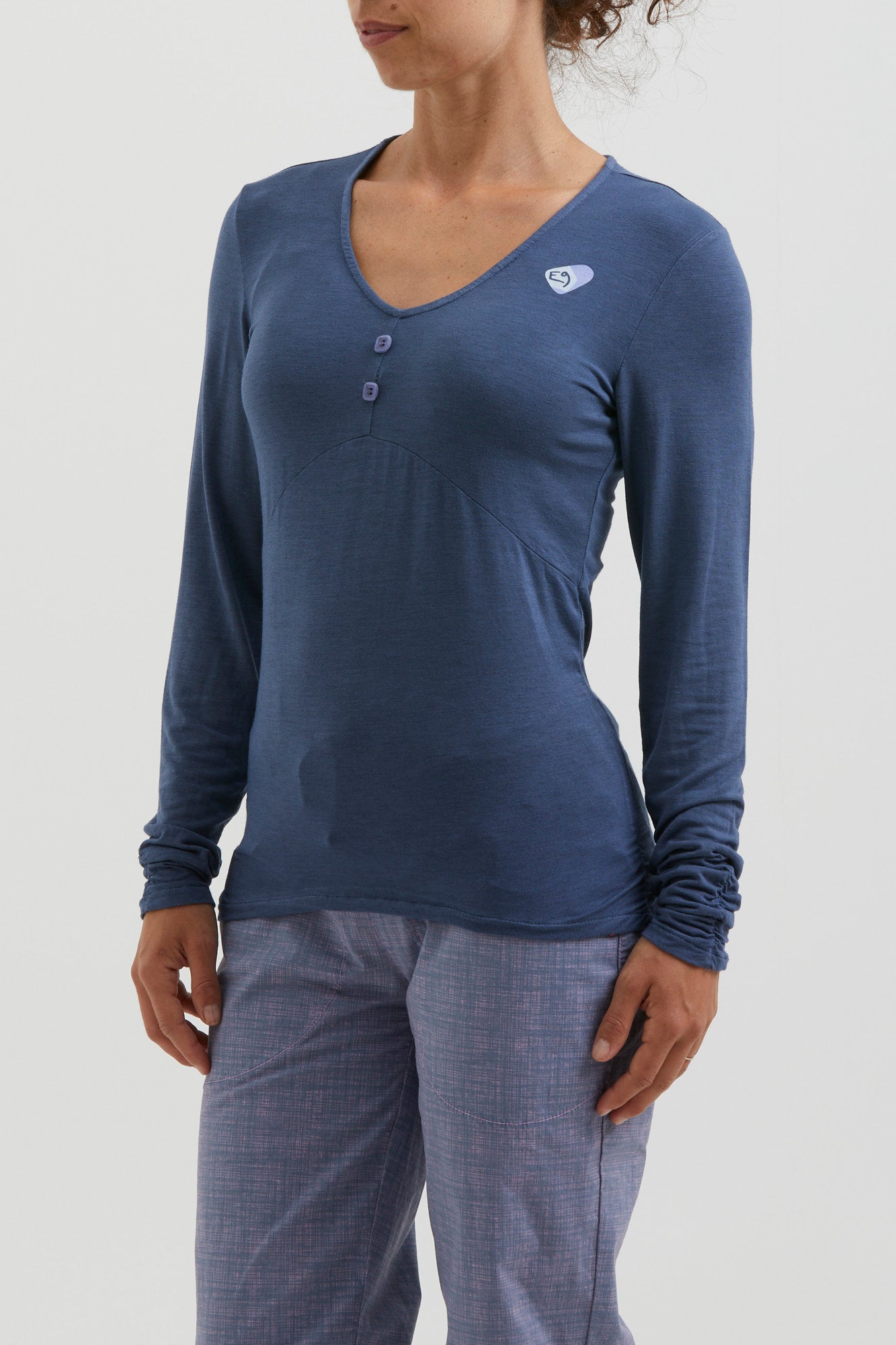 e9-lia2-langarmshirt-royal-blue-modal-v-ausschnitt image 2