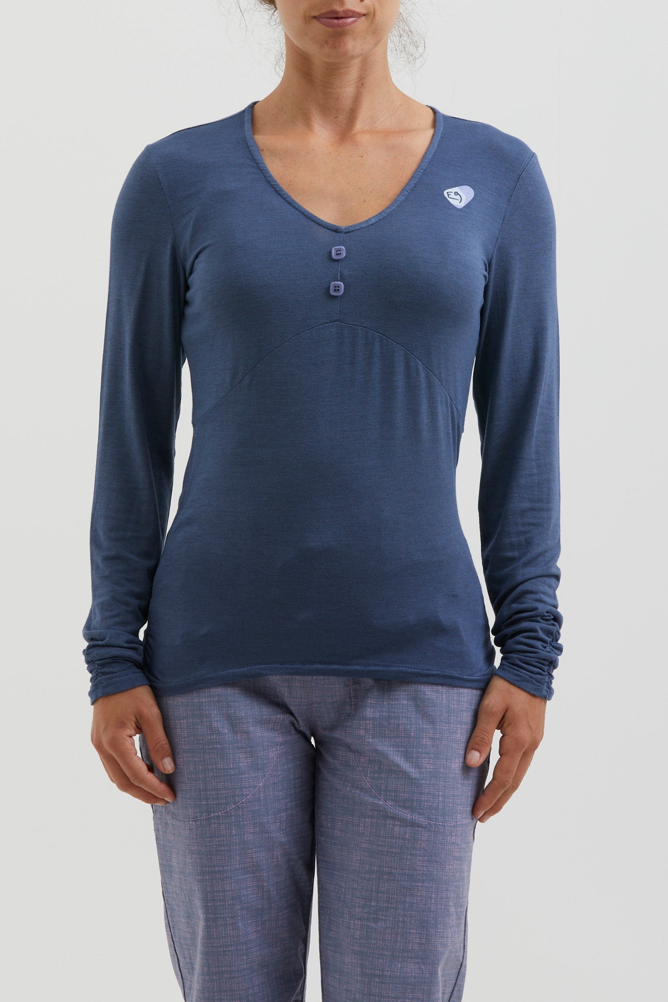 e9-lia2-langarmshirt-royal-blue-modal-v-ausschnitt image 1
