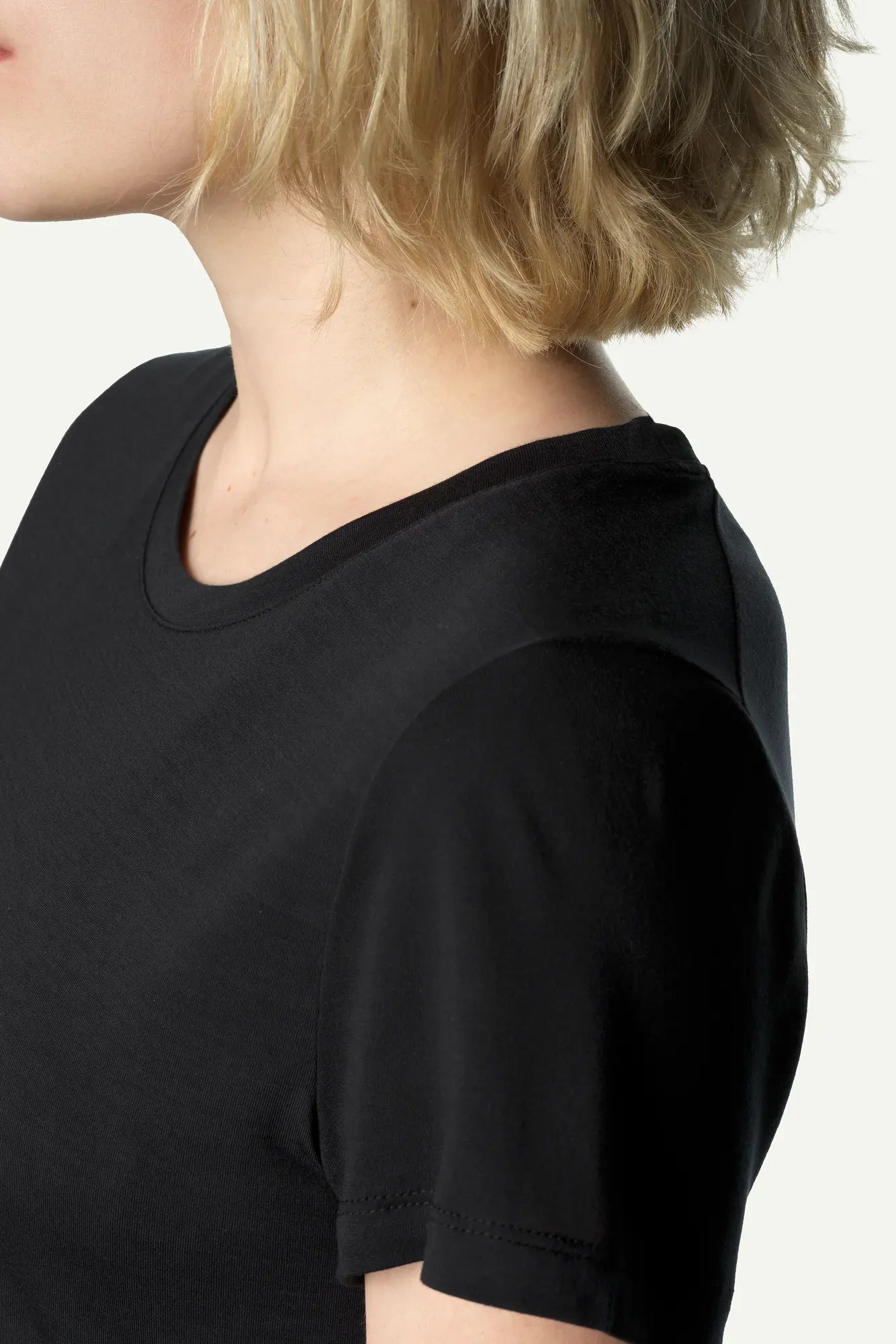 houdini-desoli-w-s-desoli-tee-t-shirt-true-black-m-merino image 8