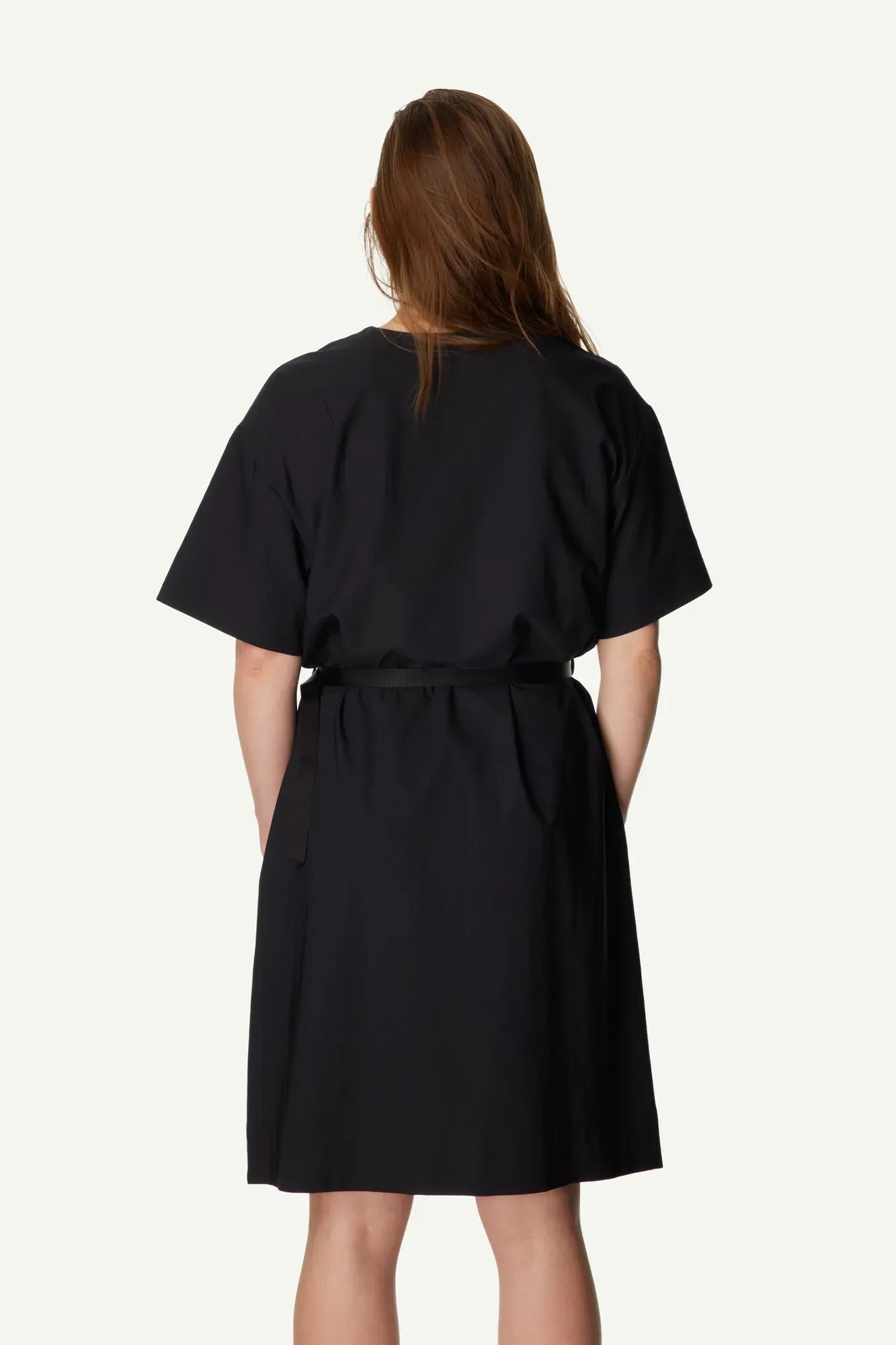 houdini-cosmo-dress-kleid-damen-true-black-leicht-packbar image 8