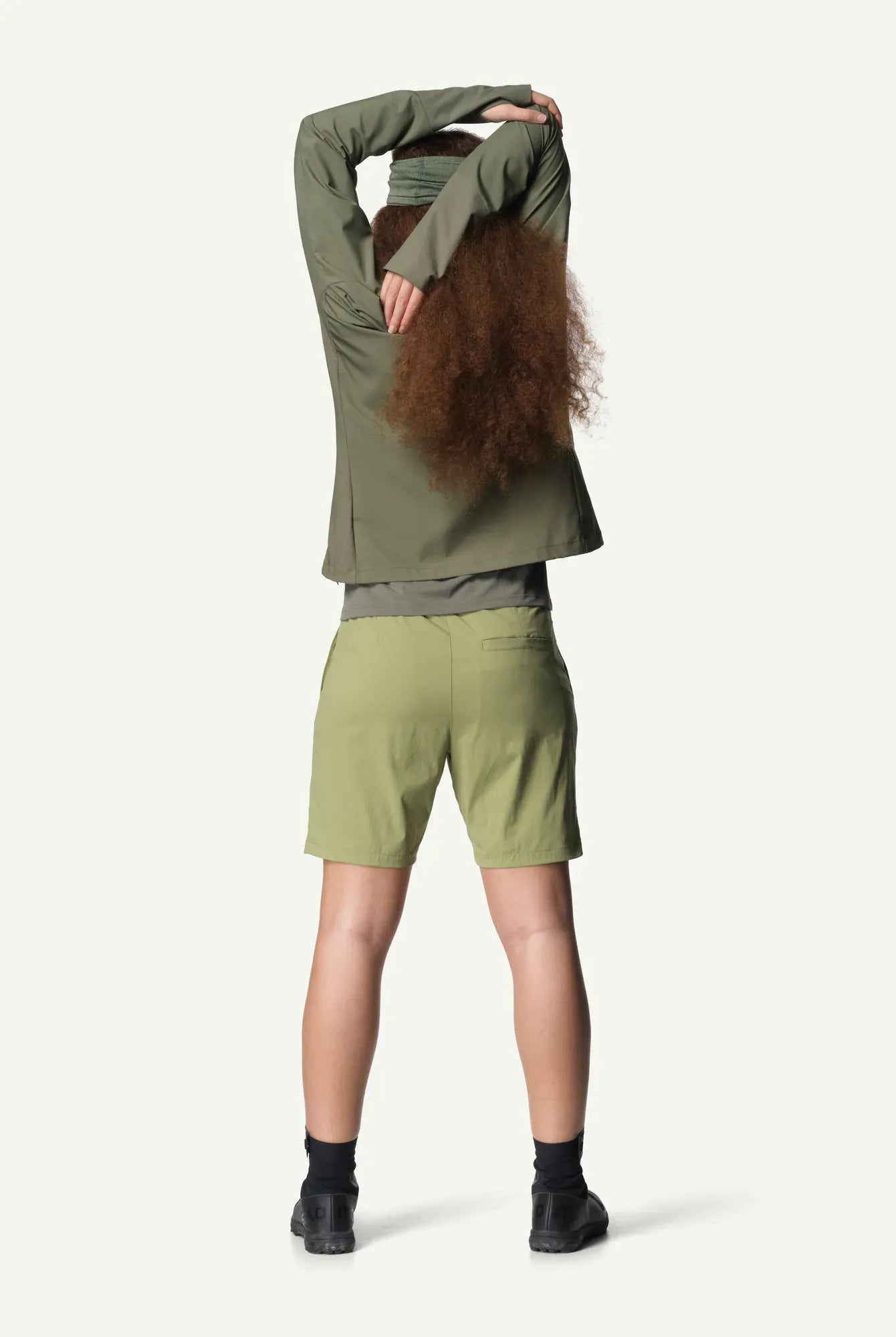 houdini-pace-wind-jacket-damen-sage-green-windabweisend image 3