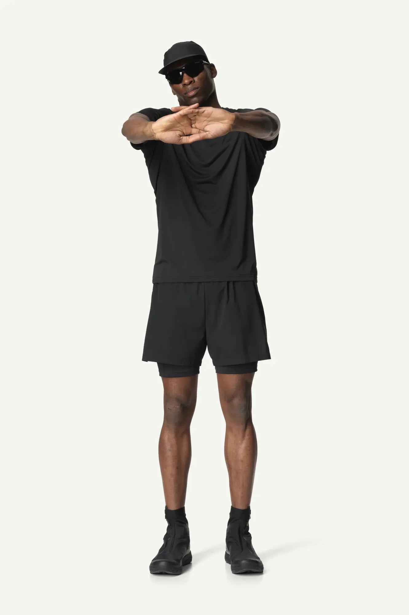 houdini-pace-trail-shorts-laufshorts-true-black-leicht image 5