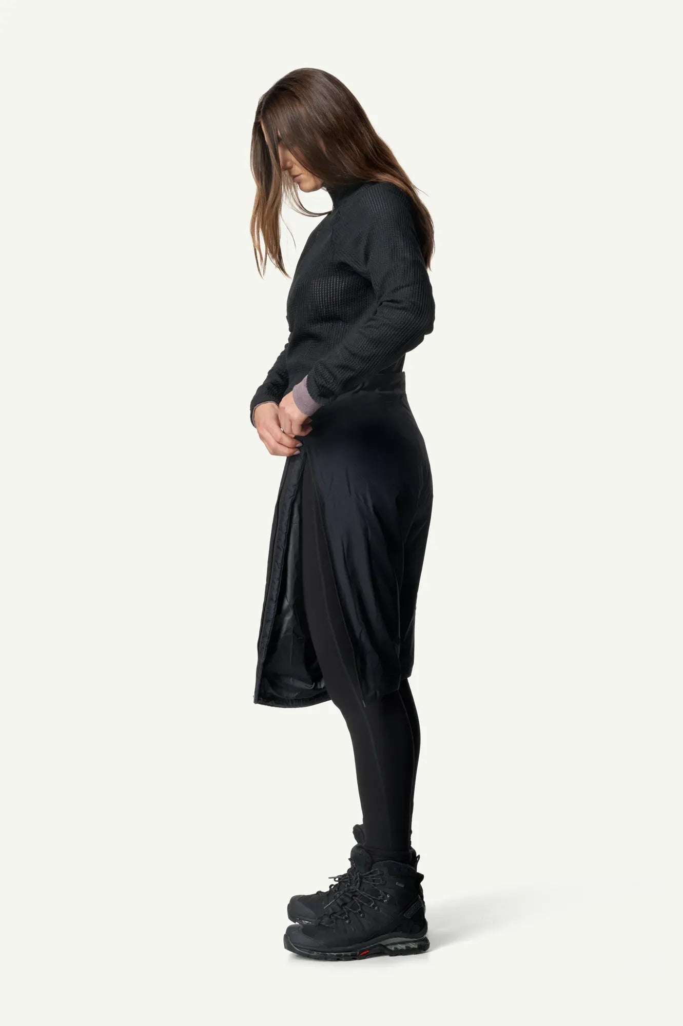 houdini-dunfri-shorts-damen-isolationsshorts-true-black image 3